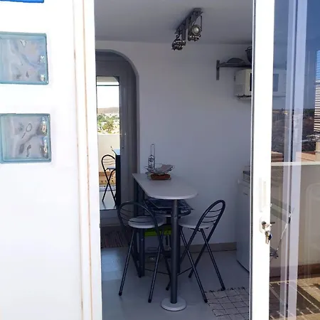 Bright With Private Entrance And Balcony Apartmán
