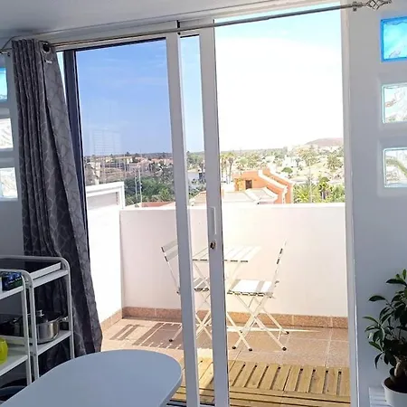 Bright With Private Entrance And Balcony Apartmán *
