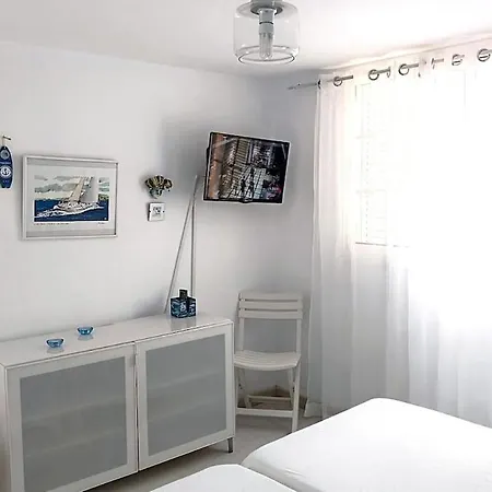 Daire Bright With Private Entrance And Balcony *